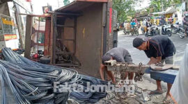 Proses evakuasi truk terguling yang menimpa dua sepeda motor di jalan raya Jombang – Ploso, tepatnya Desa Mojokrapak, Kecamatan Tembelang, Kabupaten Jombang, Rabu (2/2/2022) siang.