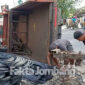 Proses evakuasi truk terguling yang menimpa dua sepeda motor di jalan raya Jombang – Ploso, tepatnya Desa Mojokrapak, Kecamatan Tembelang, Kabupaten Jombang, Rabu (2/2/2022) siang.