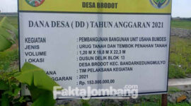 Papan proyek yang tertantap di lokasi proyek pembangunan unit usaha BUMDes Brodot, di Dusun Delik blok 13 Desa Brodot, Kecamatan Bandar Kedungmulyo, Kabupaten Jombang.