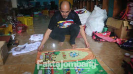 Sugiarto, warga Kelurahan Jombatan, Kecamatan/Kabupaten Jombang, saat menunjukkan sajadah berkarakter produksinya, Senin (29/2/2022).