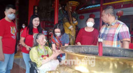 Salah satu proses sembahyang yang dilaksanakan Liem Ing Nio, wanita 87 tahun salah satu tokoh TITD Hong San Kiong, Kecamatan Gudo, Kabupaten Jombang.