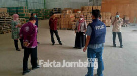 Disperindag bersama tim Satgas Pangan dari Polres Jombang saat sidak di salah satu gudang distributor di Jombang, Kamis (3/2/2022).