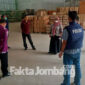 Disperindag bersama tim Satgas Pangan dari Polres Jombang saat sidak di salah satu gudang distributor di Jombang, Kamis (3/2/2022).