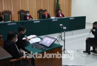 Tubagus Endang Lesmana, ayah Tubagus Muhammad Joddy Pramas Setya memberi kesaksian dalam sidang lanjutan perkara kecelakaan yang menewaskan pasangan artis Vanessa Angel dan Febri Ardiansyah, di Pengadilan Negeri Jombang, Kamis (10/2/2022).