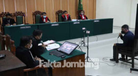 Tubagus Endang Lesmana, ayah Tubagus Muhammad Joddy Pramas Setya memberi kesaksian dalam sidang lanjutan perkara kecelakaan yang menewaskan pasangan artis Vanessa Angel dan Febri Ardiansyah, di Pengadilan Negeri Jombang, Kamis (10/2/2022).