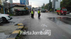 Polisi saat olah TKP di titik kecelakaan simpang empat Desa Gambiran, Kecamatan Mojoagung, Jombang.