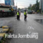 Polisi saat olah TKP di titik kecelakaan simpang empat Desa Gambiran, Kecamatan Mojoagung, Jombang.