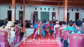 Penampilan kesenian tradisional tari remo saat peresmian pendopo Desa Sumberjo, Kecamatan Wonosalam, Kabupaten Jombang, Sabtu (26/2/2022).