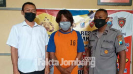 Tersangka TN, saat diamankan di Polres Jombang.