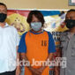 Tersangka TN, saat diamankan di Polres Jombang.