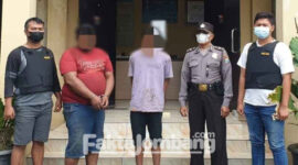 Dua tersangka kasus pencurian tiang telepon milik PT Telkom, diamankan di Polsek Perak, Jombang.