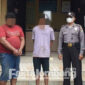 Dua tersangka kasus pencurian tiang telepon milik PT Telkom, diamankan di Polsek Perak, Jombang.