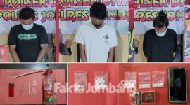 Tiga tersangka pengedar narkoba yang diamankan di Polsek Diwek, Jombang.