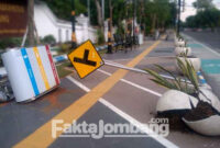 Pot berbentuk bulat yang ditanami bunga lidah mertua hancur dan rambu lalu lintas roboh, serta tempat sampah lepas dari tempatnya, di trotoar jalan KH Wahid Hasyim Kabupaten Jombang, karena dirusak orang tak dikenal (OTK).