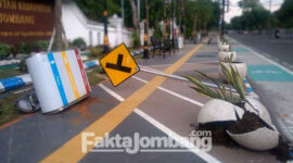 Pot berbentuk bulat yang ditanami bunga lidah mertua hancur dan rambu lalu lintas roboh, serta tempat sampah lepas dari tempatnya, di trotoar jalan KH Wahid Hasyim Kabupaten Jombang, karena dirusak orang tak dikenal (OTK).