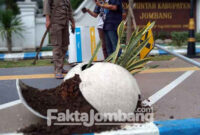 Pot berbentuk bulat yang ditanami bunga lidah mertua hancur dan rambu lalu lintas roboh, di trotoar jalan KH Wahid Hasyim Kabupaten Jombang, karena dirusak orang tak dikenal (OTK).