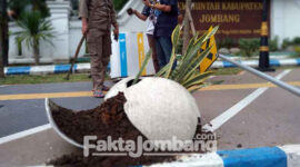 Pot berbentuk bulat yang ditanami bunga lidah mertua hancur dan rambu lalu lintas roboh, di trotoar jalan KH Wahid Hasyim Kabupaten Jombang, karena dirusak orang tak dikenal (OTK).