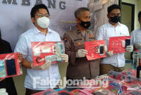 Kasat Resnarkoba Polres Jombang, AKP Riza Rahman saat memperlihatkan barang bukti narkoba, saat rilis kasus di Polres setempat, Jumat (25/2/2022).