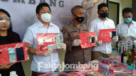 Kasat Resnarkoba Polres Jombang, AKP Riza Rahman saat memperlihatkan barang bukti narkoba, saat rilis kasus di Polres setempat, Jumat (25/2/2022).
