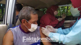 Salah satu warga Desa Sumbersari, Kecamatan Megaluh, Jombang sedang menjalani vaksin booster yang digelar Pemdes setempat secara door to door, Selasa (22/2/2022).