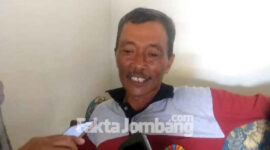 Pria berinisial S saat diwawancarai sejumlah wartawan di rumahnya, Desa Sumbernongko, Kecamatan Ngusikan, Kabupaten Jombang, Kamis (3/2/2022).