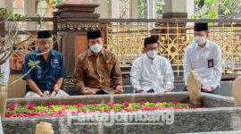 Kepala Badan Nasional Penanggulangan Terorisme (BNPT) Komjen Pol Boy Rafli Amar, saat berziarah ke makam pendiri NU KH Hasyim Asy'ari di kompleks Ponpes Tebuireng, Kabupaten Jombang, Senin 14 Maret 2022..