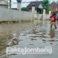 Sejumlah anak-anak warga Desa Trawasan, Kecamatan Sumobito, Kabupaten Jombang, menjadikan area banjir sebagai tempat bermain, Kamis (10/3/2022).