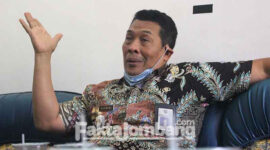 Camat Bandar Kedungmulyo, Kabupaten Jombang, Mahmudi di salah satu ruangan, kantor desa Barongsawahan, Selasa (8/3/2022). Sayangnya, mediasi ini tidak dihadiri Kepala Desa (Kades) dan ketua panitia PTSL: