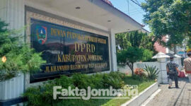 Plakat depan gedung DPRD Jombang.