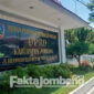 Plakat depan gedung DPRD Jombang.