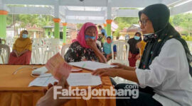 Salah satu KPM warga Desa Bakalanrayung, Kecamatan Kudu, Kabupaten Jombang, ketika menerima bantuan yang sebelumnya dilakukan pemungutan.