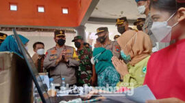Wakapolda Jatim didampingi Kapolres Jombang dan sejumlah kepala OPD Pemkab Jombang, memantau vaksinasi di balai desa Sengon, Kecamatan/ Kabupaten Jombang, Kamis (31/3/2022).