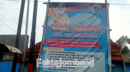 Baliho pengumuman PTSL desa Barongsawahan, Kecamatan Bandar Kedungmulyo, Kabupaten Jombang, masih tampak terpasang di area permukiman warga, Selasa (1/3/2022).