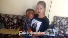 Atha Wahyu Alfarezi, saat dipangku Idrawati, ibunya di rumah mertuanya, Desa Banjardowo, Kecamatan/ Kabupaten Jombang, Kamis (3/3/2022).