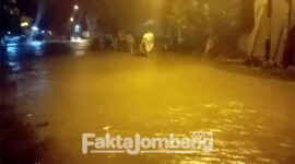 Banjir yang menggenangi jalan dan rumah warga Desa Bangsri, Kecamatan Plandaan, Kabupaten Jombang, Rabu (9/3/2022) petang.