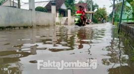 Kondisi permukiman warga Desa Trawasan, Kecamatan Sumobito, Kabupaten Jombang, yang terdampak banjir akibat luapan air sungai yang melintas di kawasan setempat, Kamis (10/3/2022).