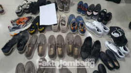 Barang bukti sepatu hasil curian yang diamankan polisi di Polres Jombang, Selasa (15/3/2022).