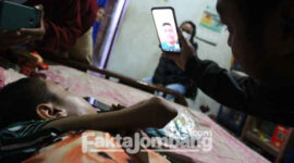 Momen haru Deni Saputra, pemuda asal Desa Sentul, Kecamatan Tembelang, Kabupaten Jombang, yang lumpuh akibat sakit otot lemah saat video call dengan Ricky R Kambuaya, pemain Persebaya favoritnya. 