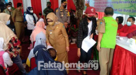 Bupati Jombang, Mundjidah Wahab dalam acara Bulaga (Bupati Melayani Warga) di Desa Mojotengah, Kecamatan Bareng, Jombang, Senin (28/3/2022).