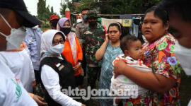 Bupati Jombang, Mundjidah Wahab, saat mengunjungi warga Desa Jatigedong, Kecamatan Ploso yang terdampak banjir.
