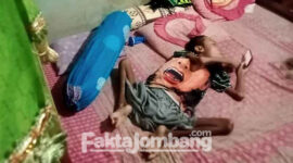 Deni Saputra, saat menonton pertandingan Persebaya lawan Persita pakai handphone-nya, Minggu (6/3/2022), di kamar rumahnya Desa Sentul, Kecamatan Tembelang, Kabupaten Jombang,