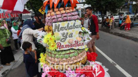 Suasana grebek gunungan kue apem dalam rangka menyambut bulan Ramadan 1443 Hijriyah atau 2022 Masehi, di Desa Kepatihan, Kecamatan/Kabupaten Jombang, Kamis (31/3/2022).