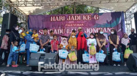 Belasan anak yatim dan piatu, saat menerima santunan dari paguyuban Serdadu Laut Jombang saat peringatan hari jadi ke-6 yang digelar di Dusun Sukotirto, Desa Badang, Kecamatan Ngoro, Kabupaten Jombang, Jawa Timur. Sabtu (5/3/2022).