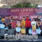 Belasan anak yatim dan piatu, saat menerima santunan dari paguyuban Serdadu Laut Jombang saat peringatan hari jadi ke-6 yang digelar di Dusun Sukotirto, Desa Badang, Kecamatan Ngoro, Kabupaten Jombang, Jawa Timur. Sabtu (5/3/2022).