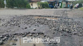 Kondisi jalan di tikungan S Desa Ngumpul, Kecamatan Jogoroto, Kabupaten Jombang, rusak lagi meski belum lama selesai diperbaiki, Selasa (15/3/2022).