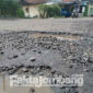 Kondisi jalan di tikungan S Desa Ngumpul, Kecamatan Jogoroto, Kabupaten Jombang, rusak lagi meski belum lama selesai diperbaiki, Selasa (15/3/2022).
