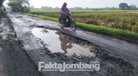 Kondisi jalan penghubung kecamatan Ploso dengan kecamatan Plandaan, Kabupaten Jombang, yang rusak cukup parah, Selasa (15/3/2022).