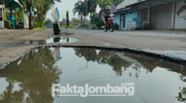 Kondisi jalan berlubang tergenang air, antara Desa Banjaragung dengan Bareng, Kecamatan Bareng, Kabupaten Jombang, Rabu (30/3/2022).
