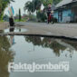 Kondisi jalan berlubang tergenang air, antara Desa Banjaragung dengan Bareng, Kecamatan Bareng, Kabupaten Jombang, Rabu (30/3/2022).