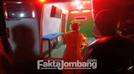 Petugas sedang mengevakuasi jenazah korban diduga bunuh diri dengan menabrakkan diri ke kereta api di perlintasan rel kereta api Desa Sumbermuyo, Kecamatan Jogoroto, Kabupaten Jombang.